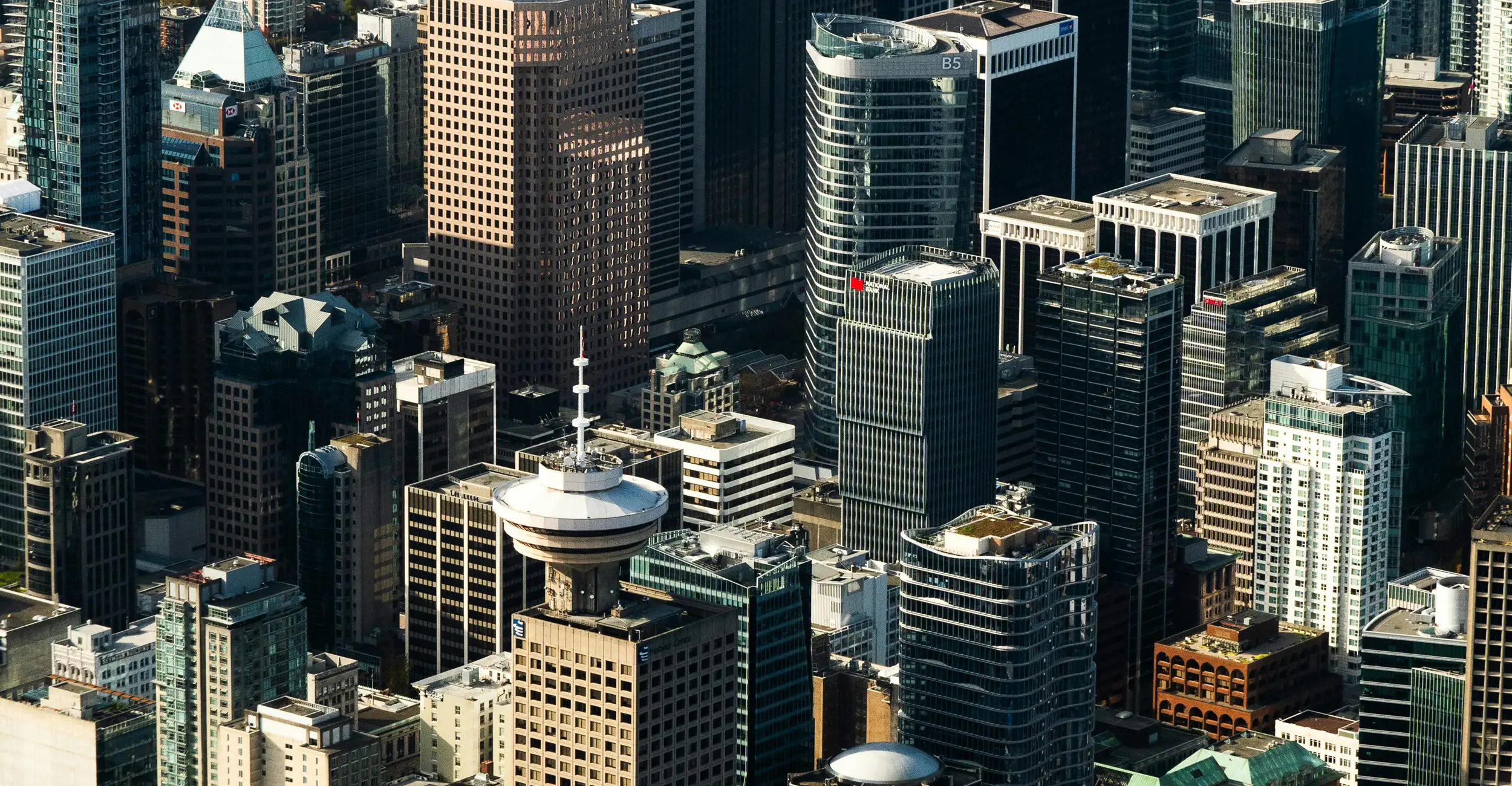 都市の未来を感じるダウンタウン